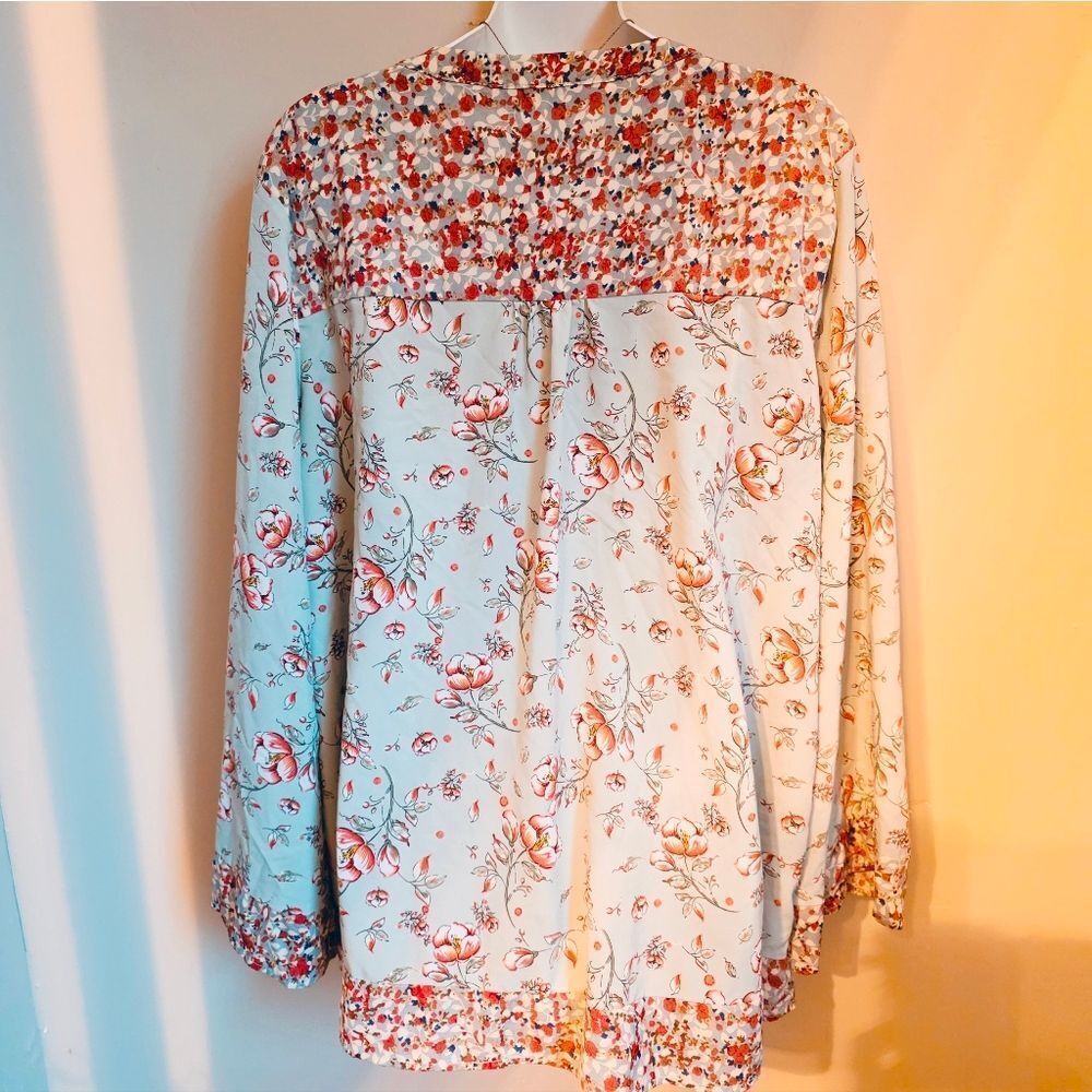 Suzanne Betro Peplum V Neck Long Sleeve Floral Mint Background Top - Picture 4 of 4